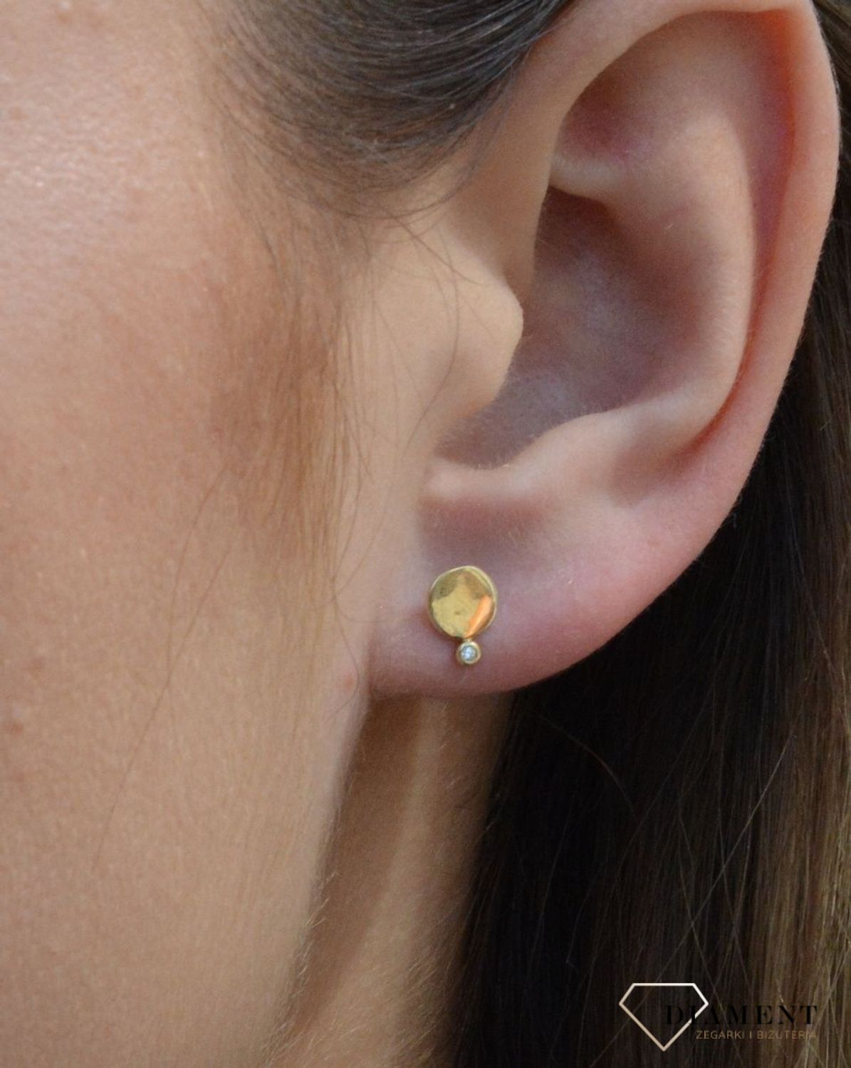 Złote kolczyki okrągłe sztyfty próby 333 KL 9606 333. Złote kolczyki kółeczka z wiszącą cyrkonią. Cudowne, błyszczące idealnie wykończone złote kolczyki. Na prezent..jpg